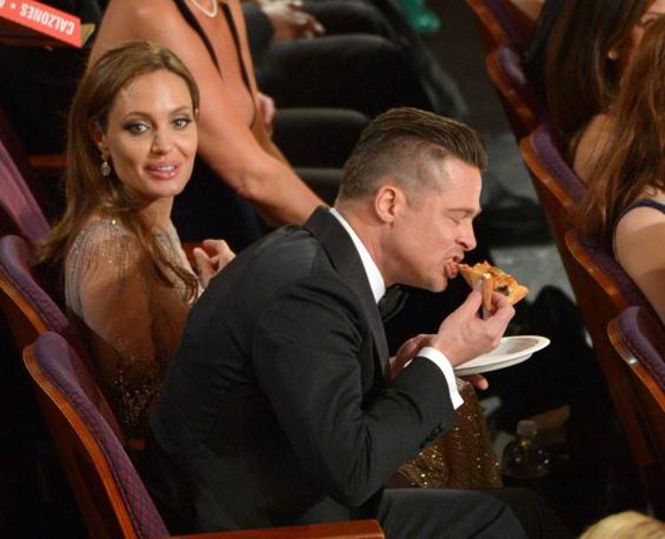 La pizza da asporto mangiata in platea da Brad Pitt sar una delle immagini cult degli Oscar 2014